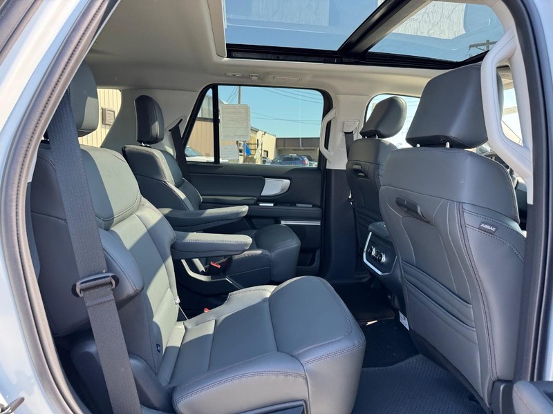 Ford Expedition Vehicle Full-screen Gallery Image 14