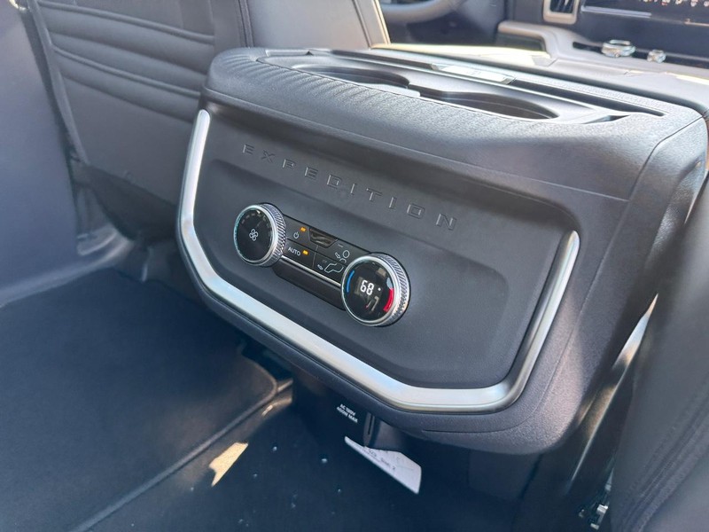 Ford Expedition Vehicle Full-screen Gallery Image 15