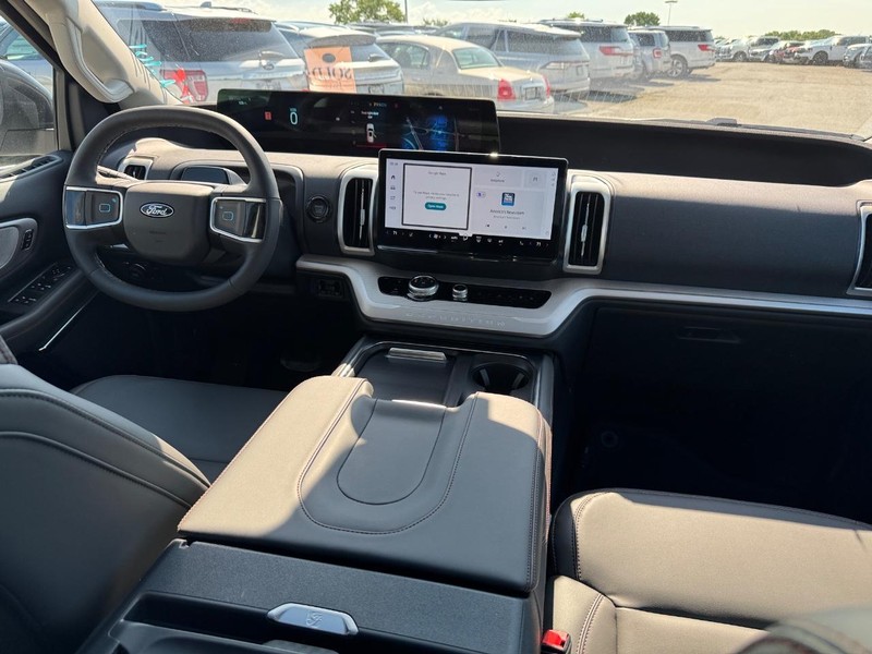 Ford Expedition Vehicle Full-screen Gallery Image 16
