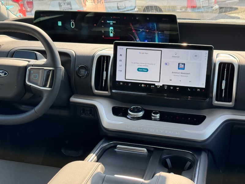 Ford Expedition Vehicle Full-screen Gallery Image 18