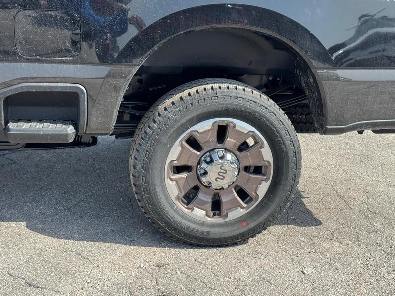 Ford Super Duty F-250 SRW Vehicle Full-screen Gallery Image 11