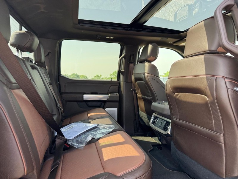 Ford Super Duty F-250 SRW Vehicle Full-screen Gallery Image 14