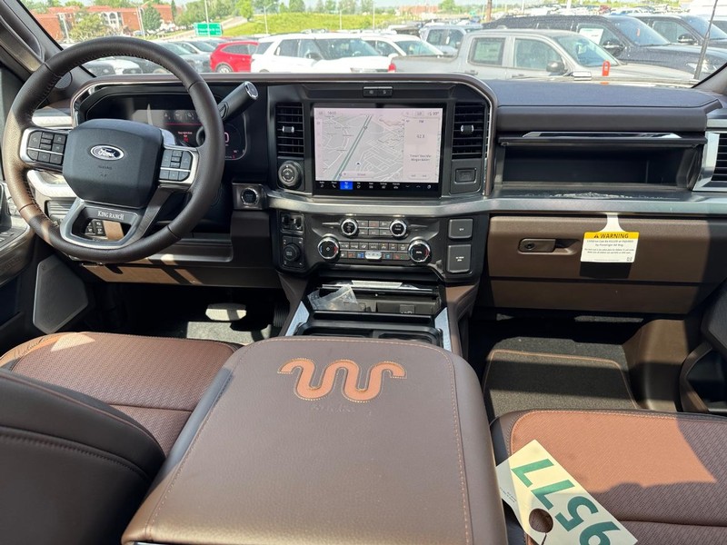Ford Super Duty F-250 SRW Vehicle Full-screen Gallery Image 15