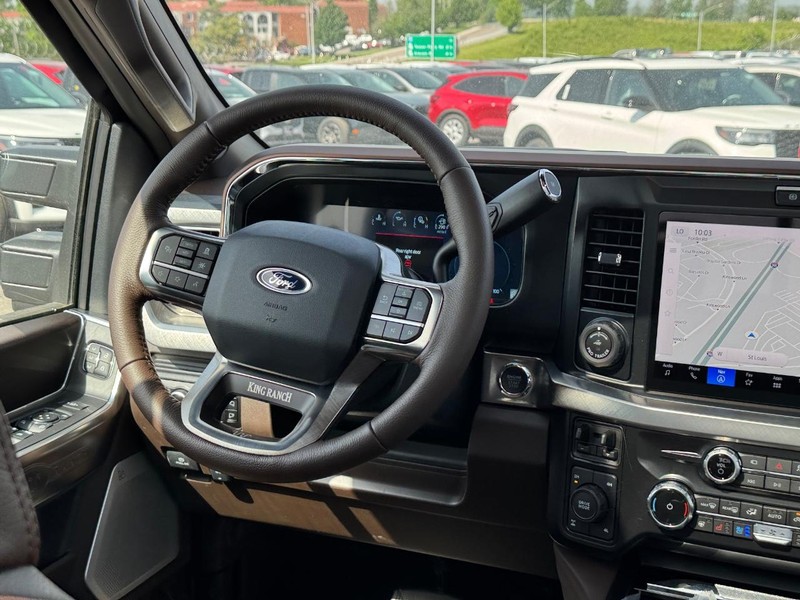 Ford Super Duty F-250 SRW Vehicle Full-screen Gallery Image 16