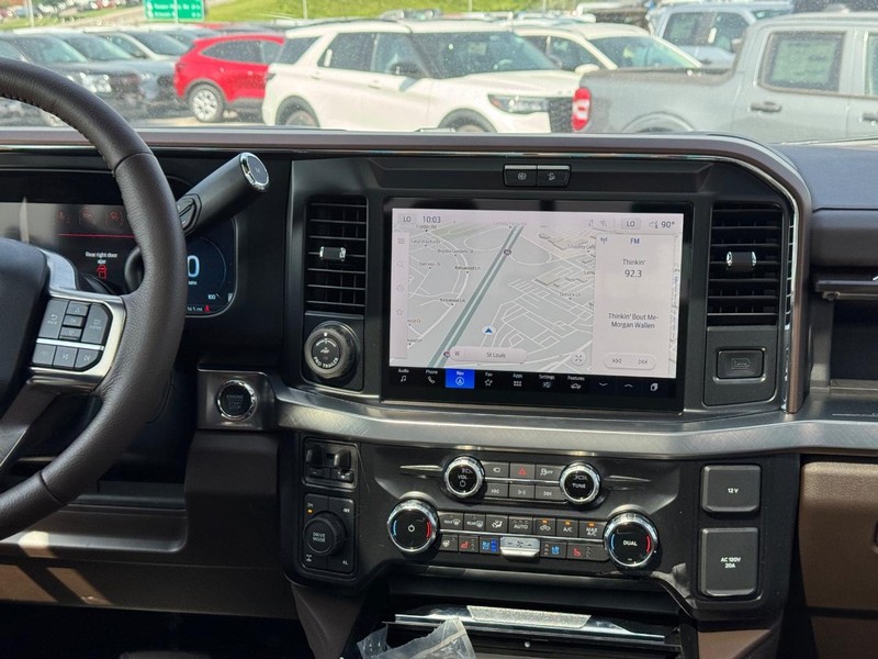 Ford Super Duty F-250 SRW Vehicle Full-screen Gallery Image 17