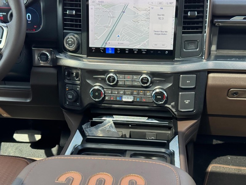 Ford Super Duty F-250 SRW Vehicle Full-screen Gallery Image 18