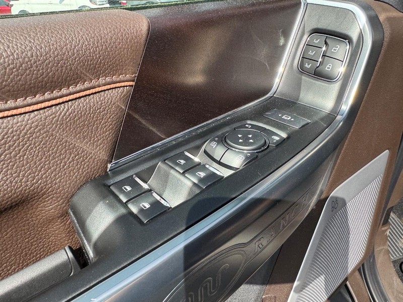 Ford Super Duty F-250 SRW Vehicle Full-screen Gallery Image 20