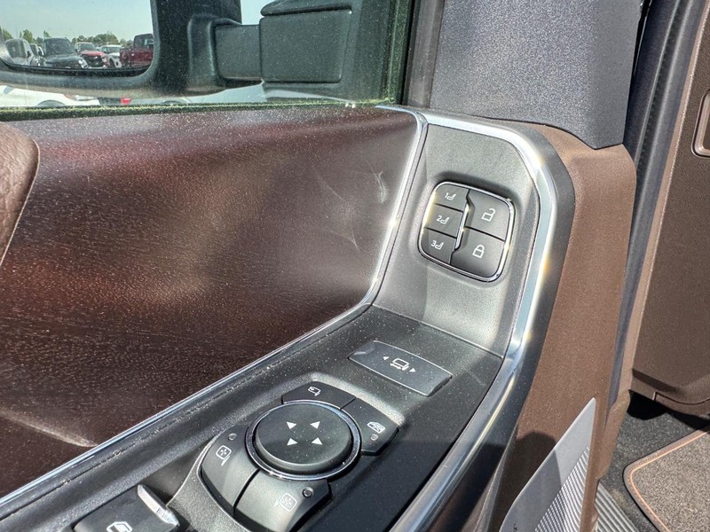 Ford Super Duty F-250 SRW Vehicle Full-screen Gallery Image 21