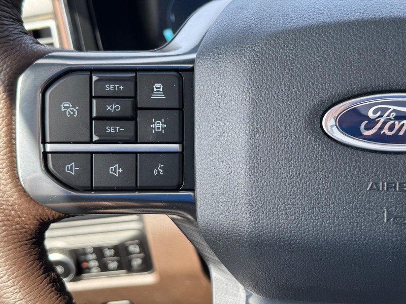 Ford Super Duty F-250 SRW Vehicle Full-screen Gallery Image 23