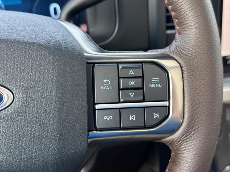 Ford Super Duty F-250 SRW Vehicle Full-screen Gallery Image 24