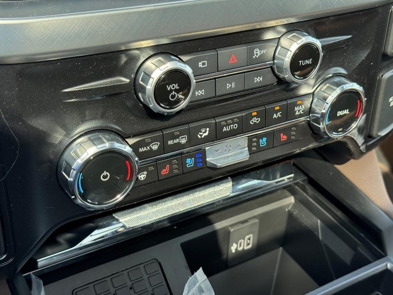 Ford Super Duty F-250 SRW Vehicle Full-screen Gallery Image 26