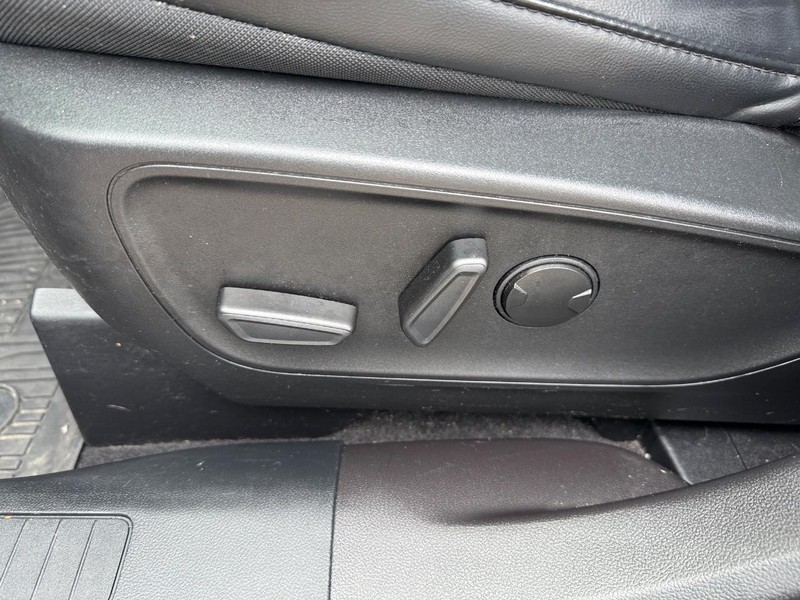 Ford Escape Vehicle Full-screen Gallery Image 18