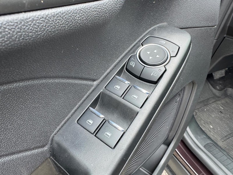Ford Escape Vehicle Full-screen Gallery Image 19
