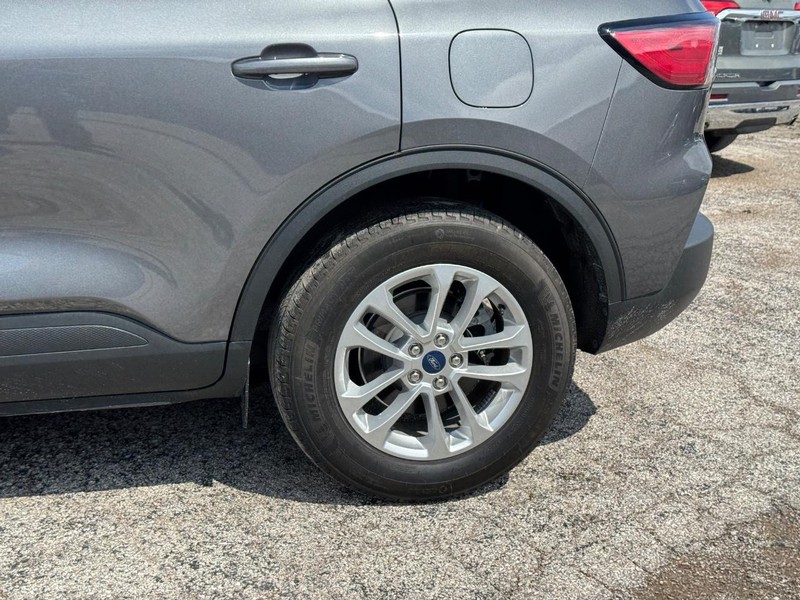 Ford Escape Vehicle Full-screen Gallery Image 11