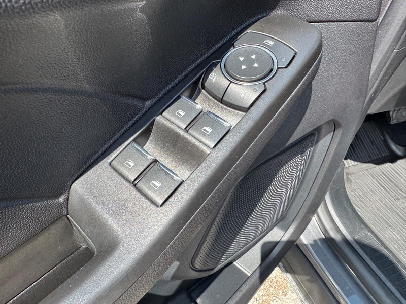 Ford Escape Vehicle Full-screen Gallery Image 18