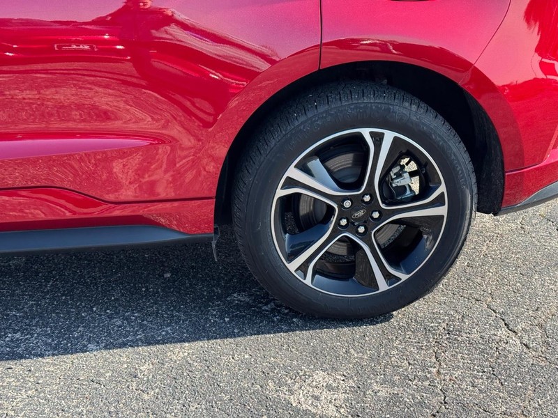 Ford Edge Vehicle Full-screen Gallery Image 11