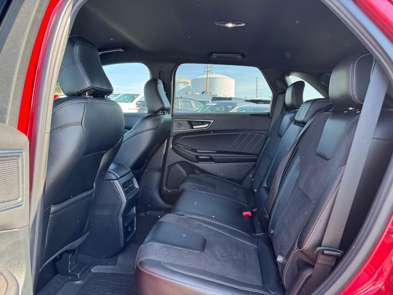 Ford Edge Vehicle Full-screen Gallery Image 12