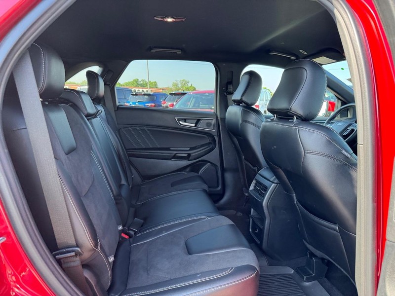 Ford Edge Vehicle Full-screen Gallery Image 13