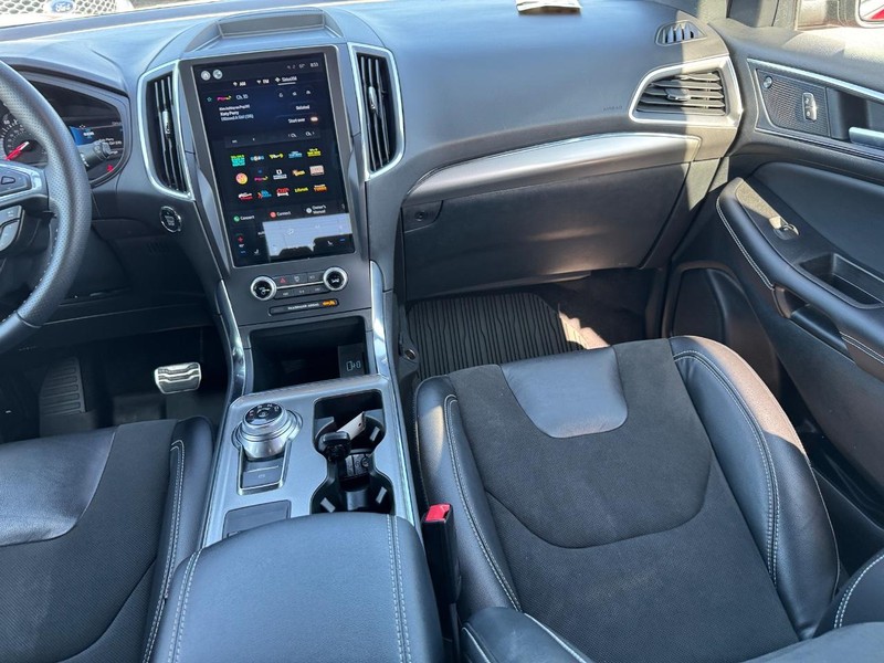 Ford Edge Vehicle Full-screen Gallery Image 16