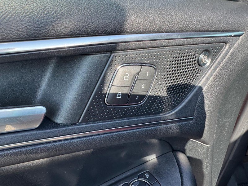 Ford Edge Vehicle Full-screen Gallery Image 19