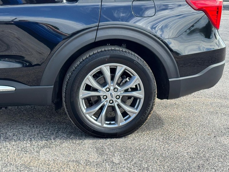 Ford Explorer Vehicle Full-screen Gallery Image 11