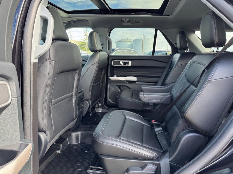 Ford Explorer Vehicle Full-screen Gallery Image 12