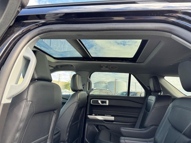 Ford Explorer Vehicle Full-screen Gallery Image 13