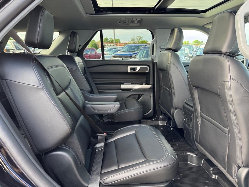 Ford Explorer Vehicle Full-screen Gallery Image 15
