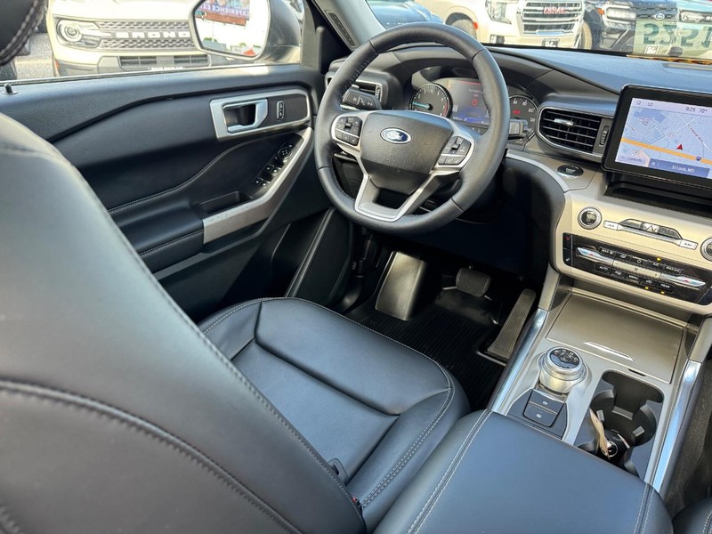 Ford Explorer Vehicle Full-screen Gallery Image 16