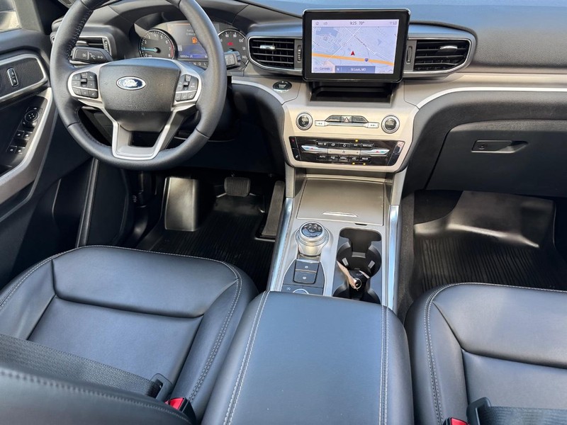 Ford Explorer Vehicle Full-screen Gallery Image 17