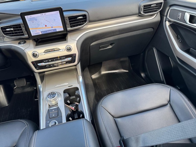 Ford Explorer Vehicle Full-screen Gallery Image 18