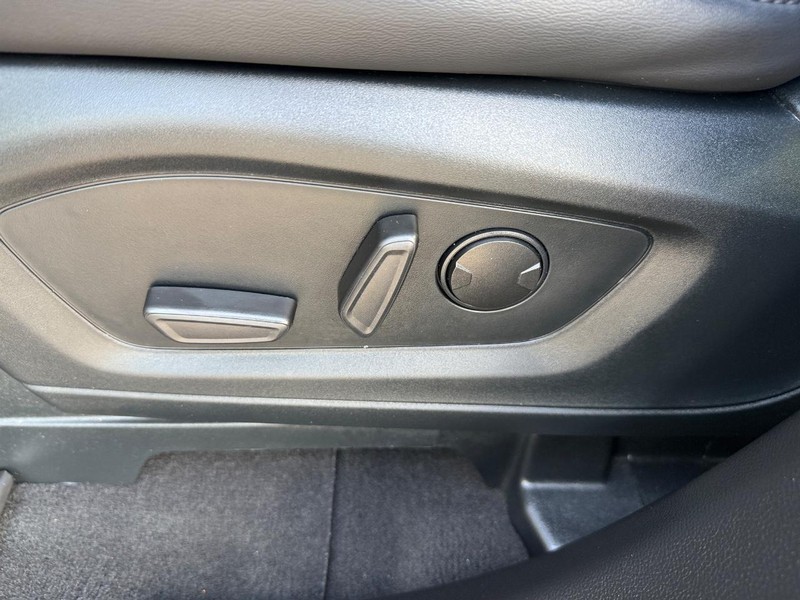 Ford Explorer Vehicle Full-screen Gallery Image 19