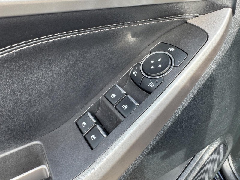 Ford Explorer Vehicle Full-screen Gallery Image 20