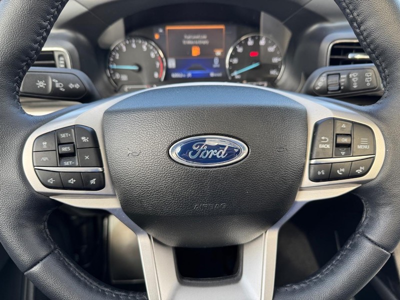 Ford Explorer Vehicle Full-screen Gallery Image 21
