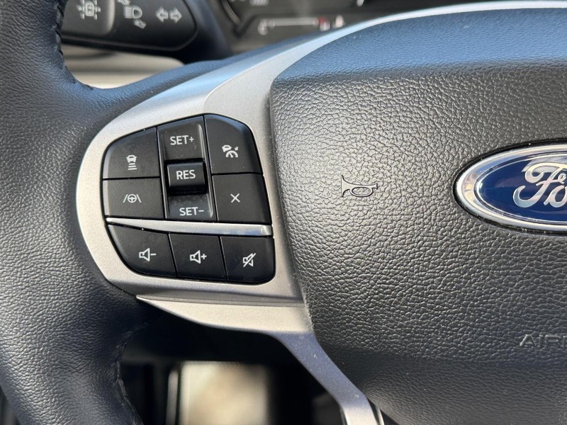 Ford Explorer Vehicle Full-screen Gallery Image 22