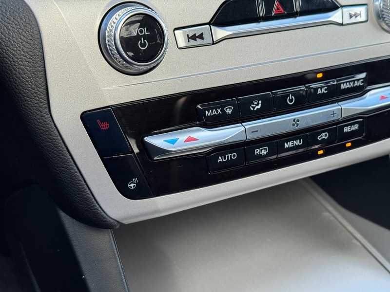 Ford Explorer Vehicle Full-screen Gallery Image 25