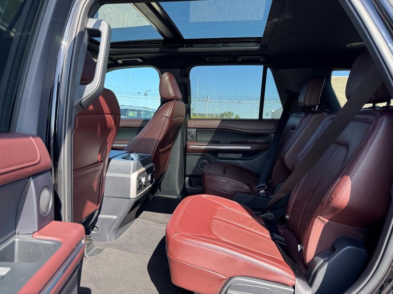 Ford Expedition Vehicle Full-screen Gallery Image 12