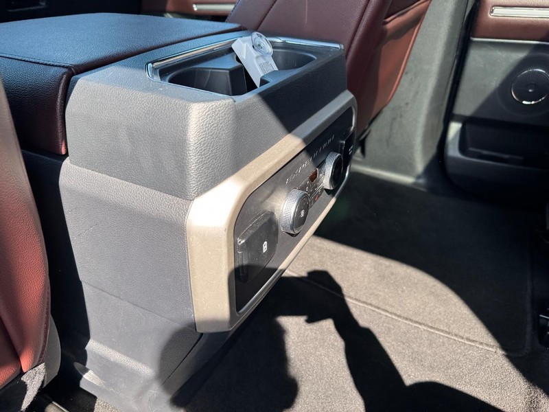 Ford Expedition Vehicle Full-screen Gallery Image 14