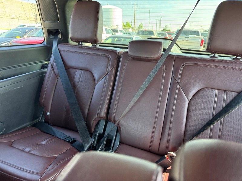 Ford Expedition Vehicle Full-screen Gallery Image 15