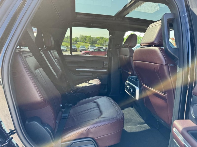 Ford Expedition Vehicle Full-screen Gallery Image 16