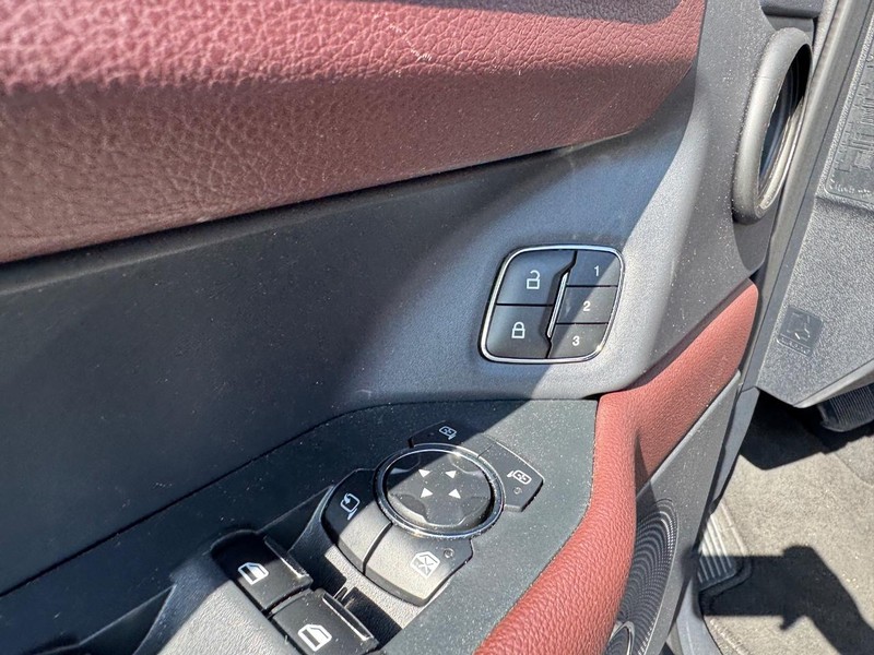 Ford Expedition Vehicle Full-screen Gallery Image 22