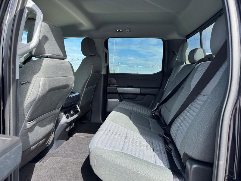 Ford F-150 Vehicle Full-screen Gallery Image 12
