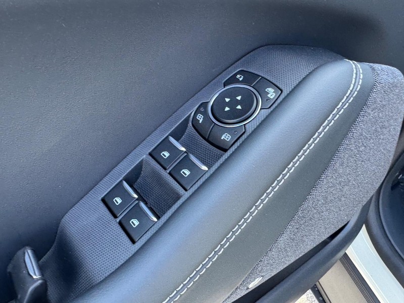 Ford Mustang Mach-E Vehicle Full-screen Gallery Image 20