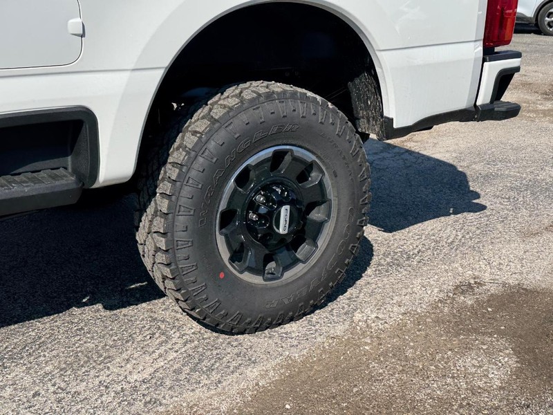 Ford Super Duty F-250 SRW Vehicle Full-screen Gallery Image 11