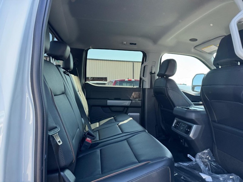 Ford Super Duty F-250 SRW Vehicle Full-screen Gallery Image 13