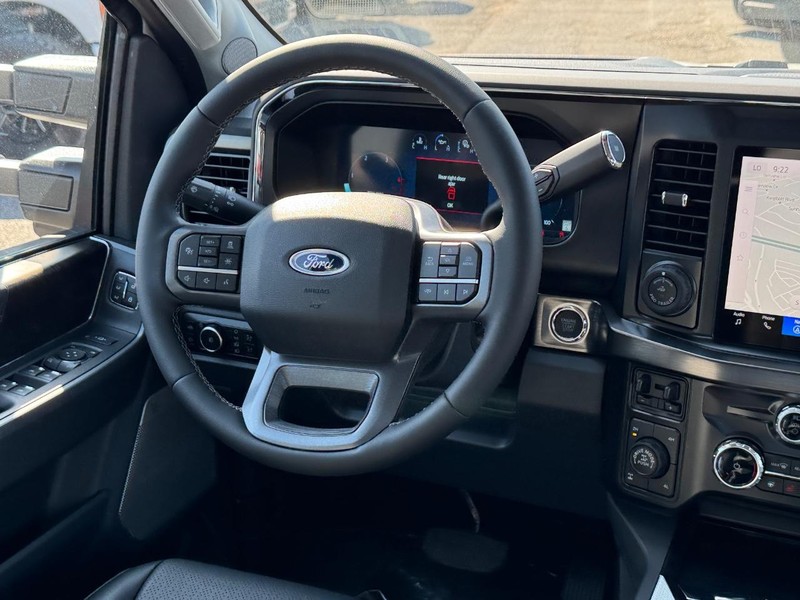 Ford Super Duty F-250 SRW Vehicle Full-screen Gallery Image 15