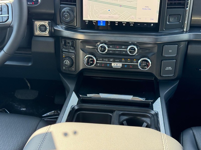 Ford Super Duty F-250 SRW Vehicle Full-screen Gallery Image 17