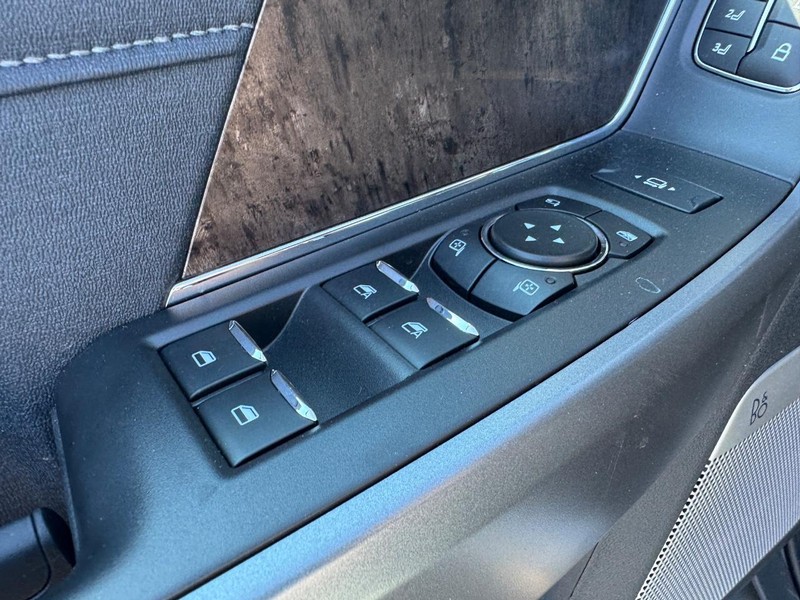 Ford Super Duty F-250 SRW Vehicle Full-screen Gallery Image 19