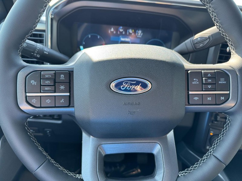 Ford Super Duty F-250 SRW Vehicle Full-screen Gallery Image 21