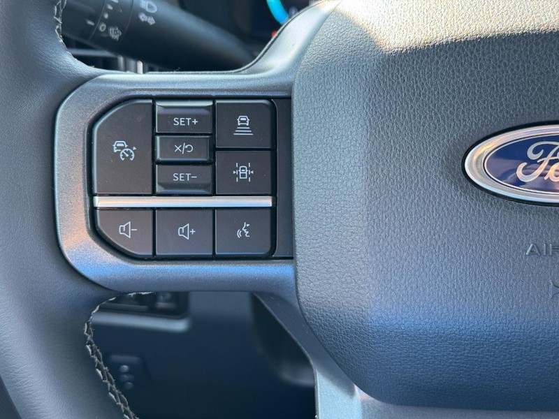 Ford Super Duty F-250 SRW Vehicle Full-screen Gallery Image 22